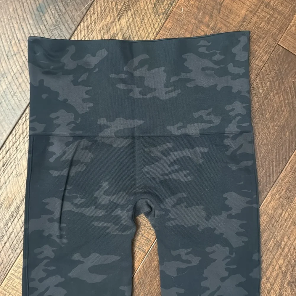 Spanx Medium Leggings Look at Me Now in Black Camo - Picture 5 of 9